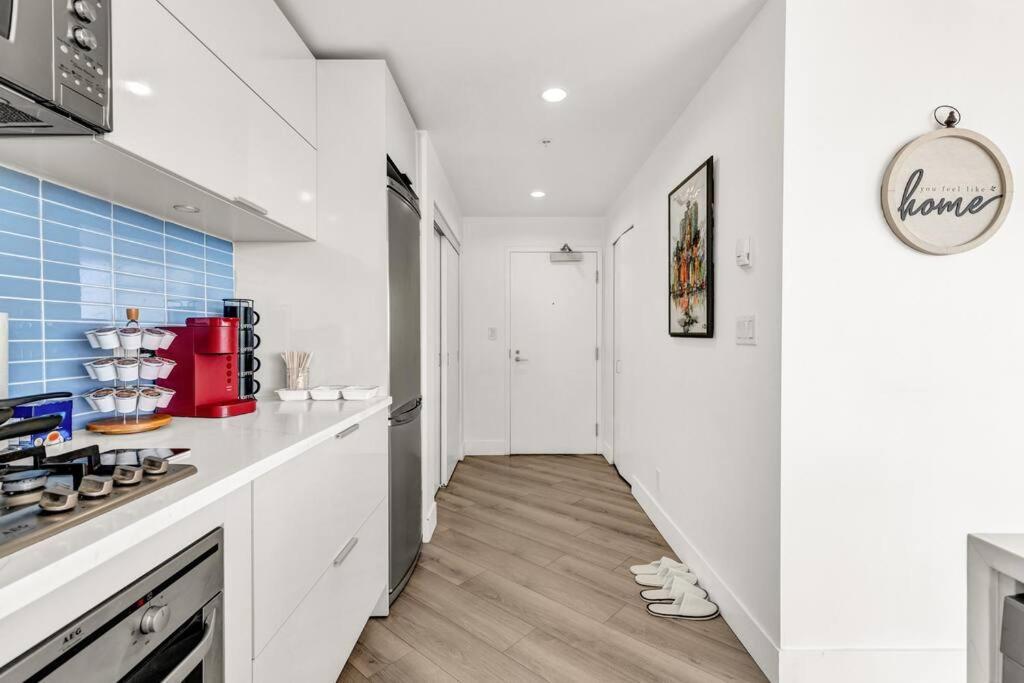 Central Luxury Apartment With Best City Views! Vancouver Bagian luar foto