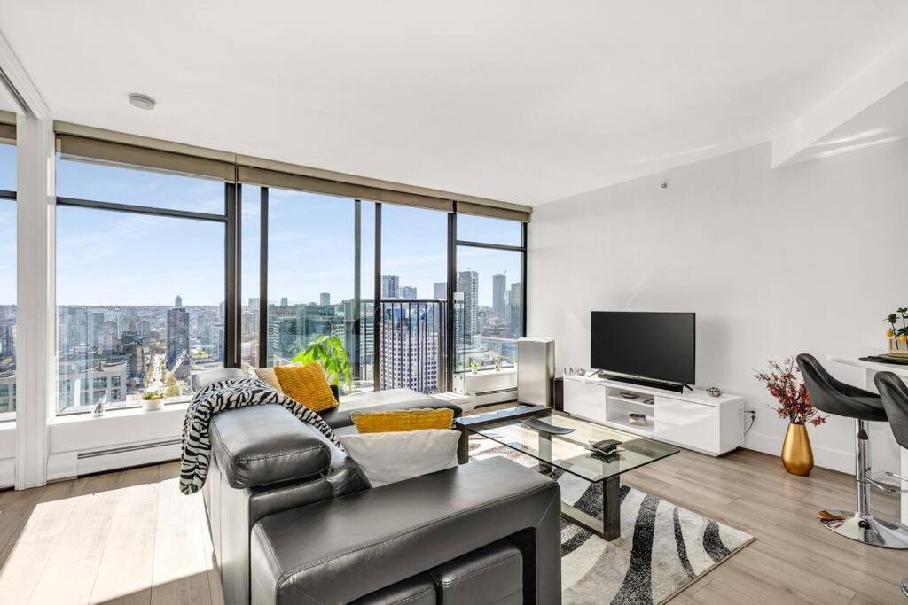 Central Luxury Apartment With Best City Views! Vancouver Bagian luar foto