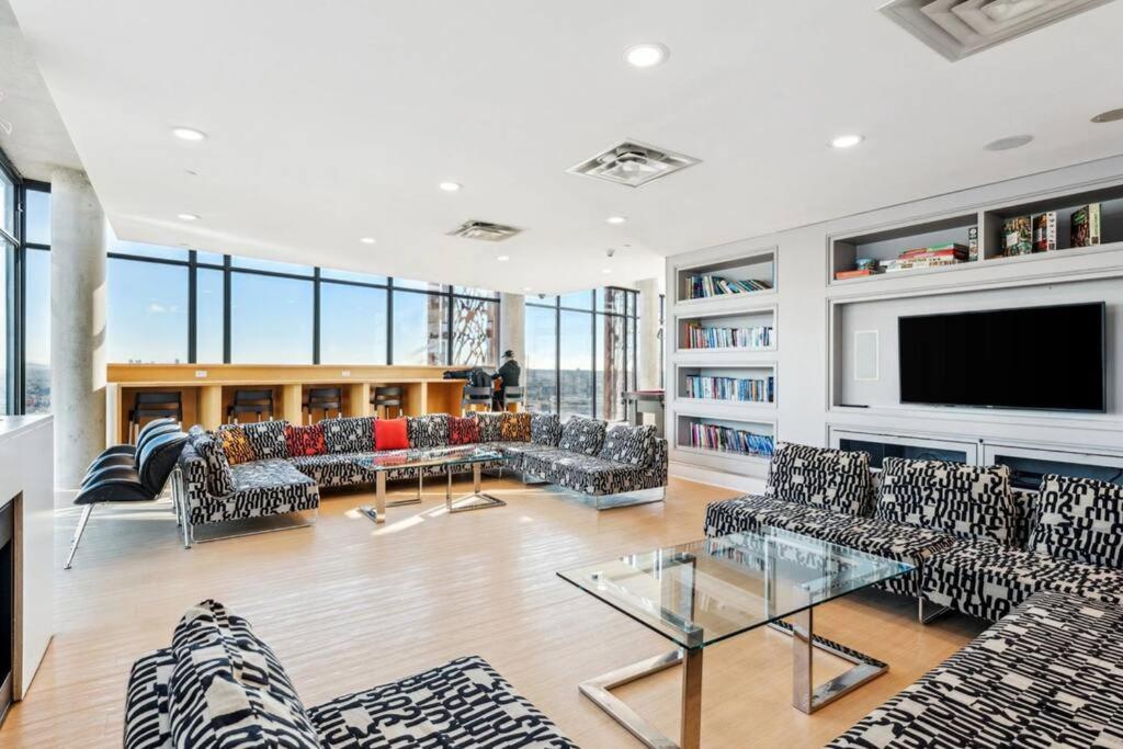 Central Luxury Apartment With Best City Views! Vancouver Bagian luar foto