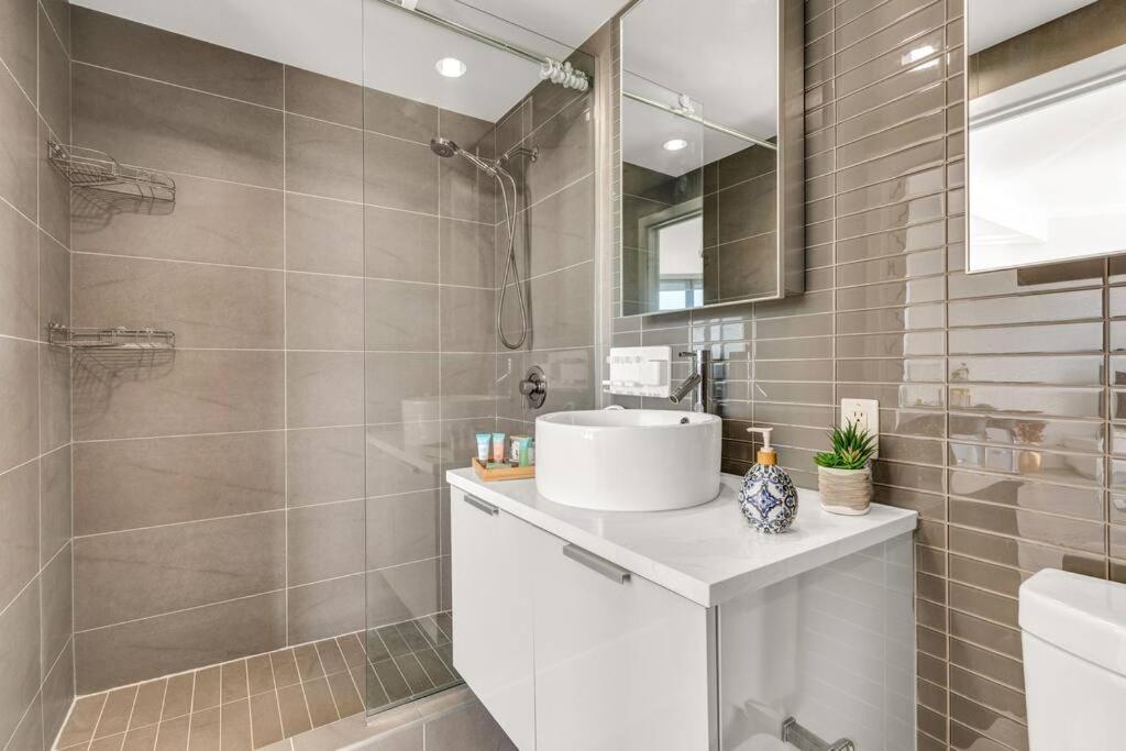Central Luxury Apartment With Best City Views! Vancouver Bagian luar foto