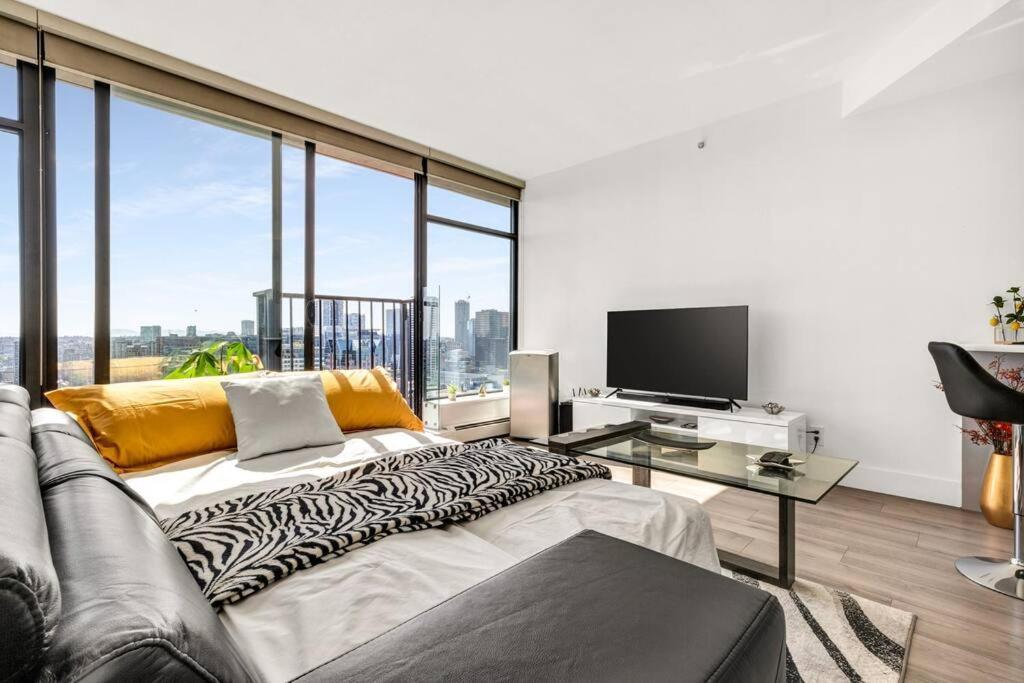 Central Luxury Apartment With Best City Views! Vancouver Bagian luar foto